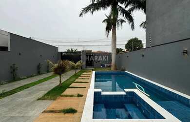 Imagem: A casa possui 3 Dormitórios, 3 Banheiros, 5 Vagas na garagem