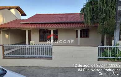 Imagem: A casa possui 3 Dormitórios, 2 Banheiros, 1 Vaga na garagem