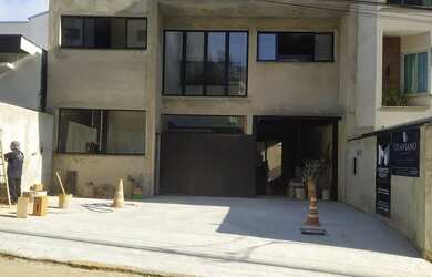 Imagem: O depósito possui 5 Vagas na garagem, 386m² de Área e está