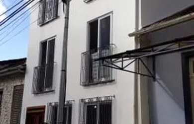 Imagem: A casa possui 1 Dormitório, 1 Banheiro, 1 Vaga na garagem