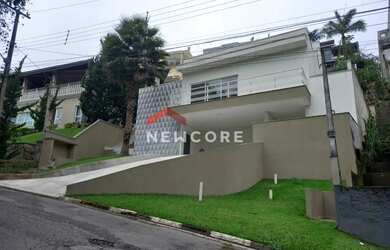 Imagem: A casa em condomínio possui 3 Dormitórios, 5 Banheiros, 250m²