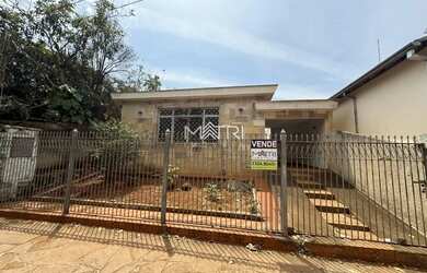 Imagem: A casa possui 3 Dormitórios, 1 Banheiro, 1 Vaga na garagem