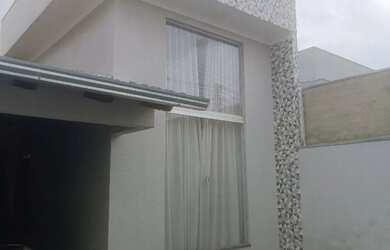 Imagem: A casa possui 3 Dormitórios, 2 Banheiros, 2 Vagas na garagem