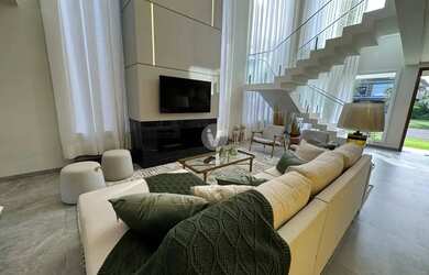 Imagem: A casa em condomínio possui 5 Dormitórios, 5 Banheiros, 443m²