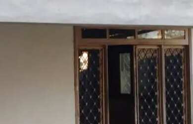 Imagem: A casa possui 2 Dormitórios, 2 Banheiros, 2 Vagas na garagem