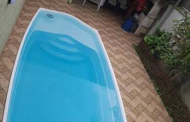 Imagem: A casa possui 2 Dormitórios, Acomodam 15 pessoas e 2 Vagas