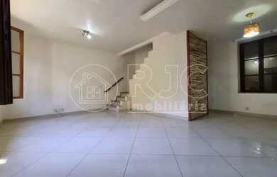 Imagem: A casa possui 4 Dormitórios, 3 Banheiros, 2 Vagas na garagem