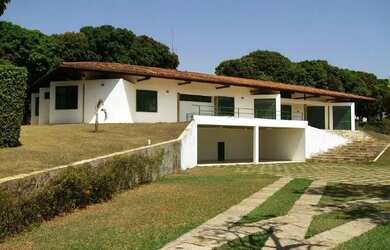 Imagem: A casa em condomínio possui 5 Dormitórios, 5 Banheiros, 5