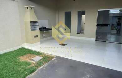 Imagem: A casa possui 3 Dormitórios, 2 Banheiros, 2 Vagas na garagem