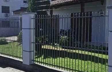 Imagem: A casa possui 4 Dormitórios, 3 Banheiros, 4 Vagas na garagem