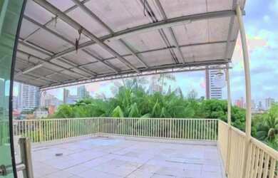 Imagem: A casa possui 4 Dormitórios, 3 Banheiros, 2 Vagas na garagem