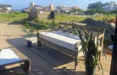 Imagem: A casa possui 2 Dormitórios, 1 Banheiro, 2 Vagas na garagem