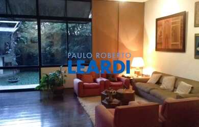 Imagem: A casa possui 5 Dormitórios, 5 Banheiros, 3 Vagas na garagem