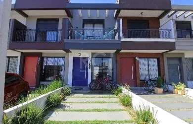 Imagem: A casa possui 2 Dormitórios, 3 Banheiros, 1 Vaga na garagem