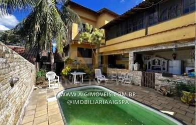 Imagem: A casa possui 4 Dormitórios, 3 Banheiros, 1 Vaga na garagem