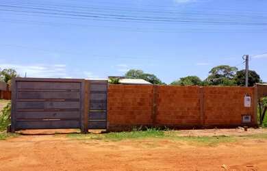 Imagem: A casa possui 2 Dormitórios, 2 Banheiros, 2 Vagas na garagem
