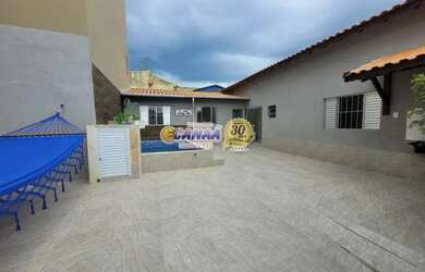 Imagem: A casa possui 2 Dormitórios, 2 Banheiros, 3 Vagas na garagem