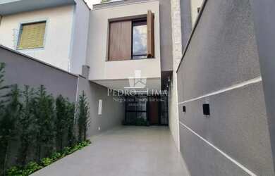 Imagem: A casa possui 3 Dormitórios, 3 Banheiros, 2 Vagas na garagem