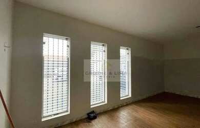 Imagem: O depósito possui 4 Vagas na garagem, 170m² de Área e está