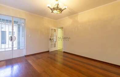 Imagem: A casa para alugar possui 4 Dormitórios, 4 Banheiros, 5 Vagas