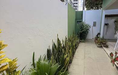 Imagem: A casa possui 3 Dormitórios, 3 Banheiros, 2 Vagas na garagem