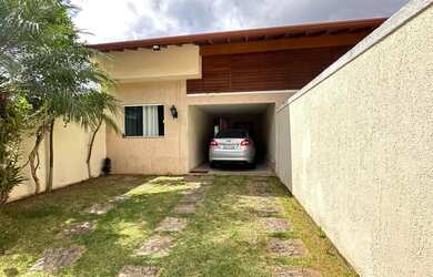 Imagem: A casa possui 3 Dormitórios, 3 Banheiros, 2 Vagas na garagem