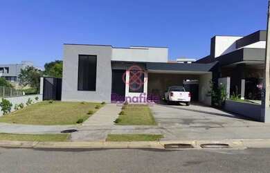 Imagem: A casa possui 4 Dormitórios, 5 Banheiros, 2 Vagas na garagem