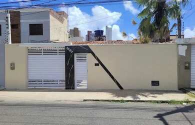 Imagem: A casa possui 3 Dormitórios, 4 Banheiros, 3 Vagas na garagem