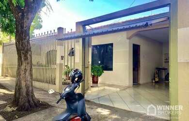 Imagem: A casa possui 3 Dormitórios, 2 Banheiros, 2 Vagas na garagem