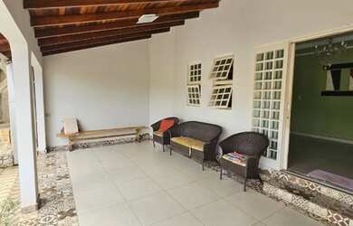 Imagem: A casa possui 5 Dormitórios, 4 Banheiros, 5 Vagas na garagem