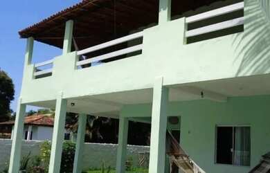 Imagem: A casa possui 5 Dormitórios, Acomodam 25 pessoas, 2 Vagas na