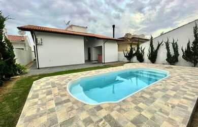 Imagem: A casa possui 2 Dormitórios, 2 Banheiros, 1 Vaga na garagem