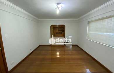 Imagem: A casa possui 3 Dormitórios, 1 Banheiro, 4 Vagas na garagem