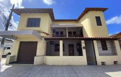 Imagem: A casa possui 3 Dormitórios, 2 Banheiros, 3 Vagas na garagem