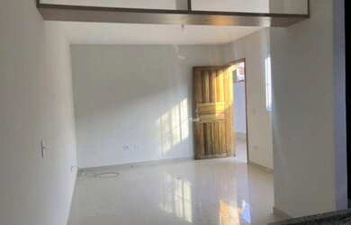 Imagem: A casa possui 3 Dormitórios, 2 Banheiros, 1 Vaga na garagem