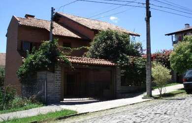 Imagem: A casa e possui 3 Dormitórios, Suítes, 1 Banheiro, 2 Vagas