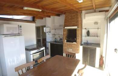 Imagem: A casa possui 3 Dormitórios, 3 Banheiros, 2 Vagas na garagem