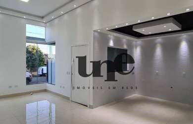 Imagem: A casa possui 3 Dormitórios, 2 Banheiros, 2 Vagas na garagem