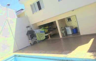 Imagem: A casa possui 3 Dormitórios, 2 Banheiros, 5 Vagas na garagem