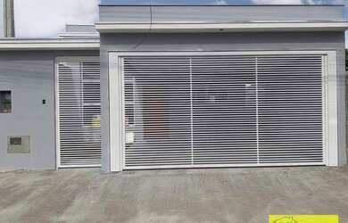 Imagem: A casa possui 3 Dormitórios, 2 Banheiros, 2 Vagas na garagem