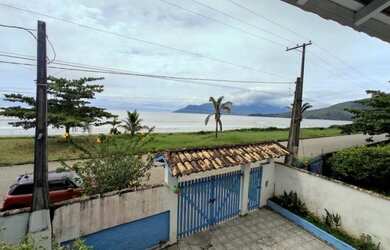 Imagem: A casa possui 4 Dormitórios, 4 Banheiros, 5 Vagas na garagem