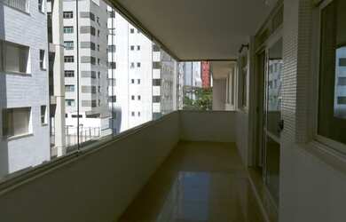 Imagem: O apartamento possui 4 Dormitórios, 3 Banheiros, 3 Vagas na