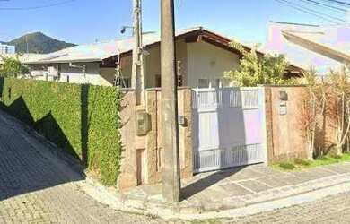 Imagem: A casa possui 4 Dormitórios, 5 Banheiros, 5 Vagas na garagem