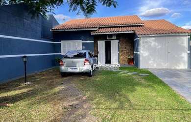 Imagem: A casa possui 3 Dormitórios, 2 Banheiros, 1 Vaga na garagem