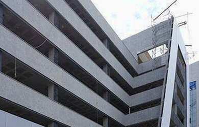 Imagem: O depósito possui 5 Vagas na garagem e 282m² de Área e está