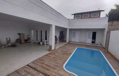 Imagem: A casa possui 3 Dormitórios, 3 Banheiros, 2 Vagas na garagem