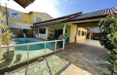 Imagem: A casa possui 4 Dormitórios, 4 Banheiros, 4 Vagas na garagem