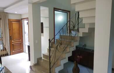 Imagem: A casa possui 3 Dormitórios, 4 Banheiros, 2 Vagas na garagem