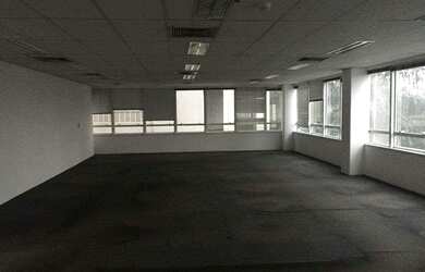 Imagem: O depósito possui 5 Vagas na garagem, 1.100m² de Área e