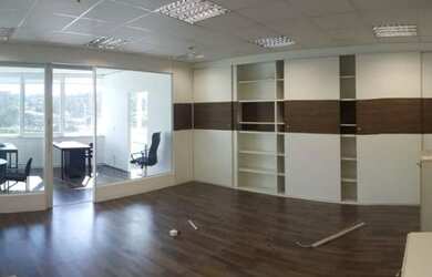 Imagem: O depósito possui 3 Vagas na garagem, 94m² de Área e está